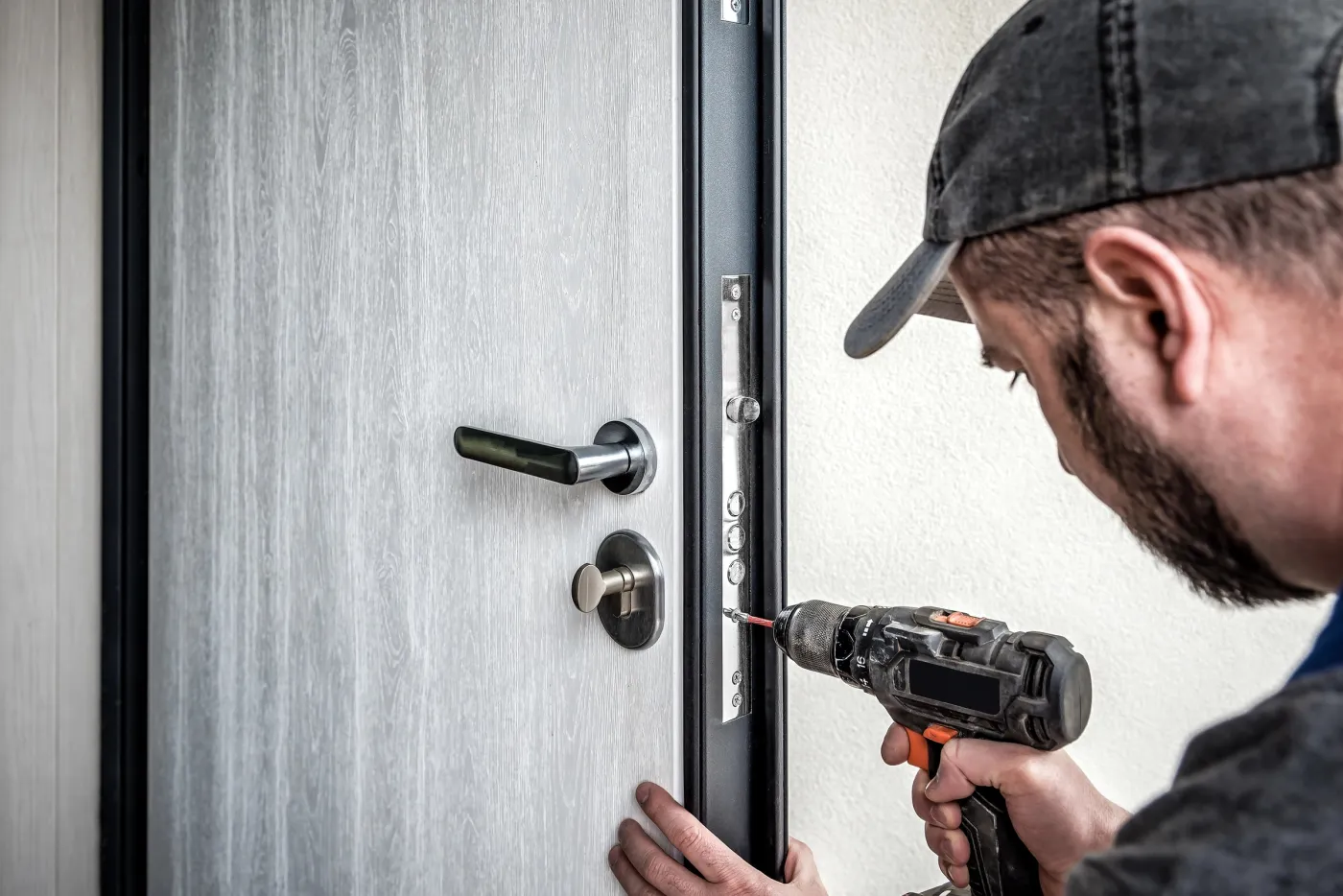Blindage acier monté sur une porte d'entrée à Vélizy-Villacoublay